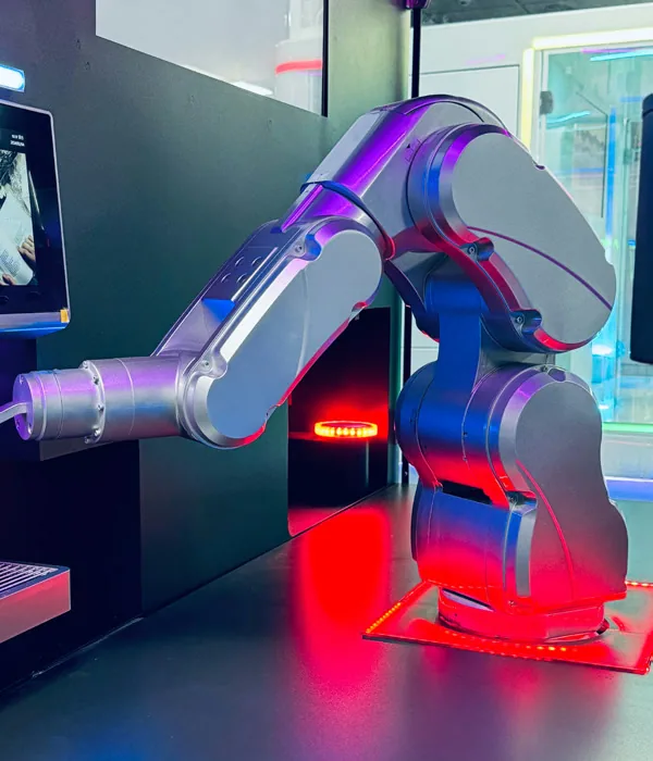 Bras robotisé préparant une boisson