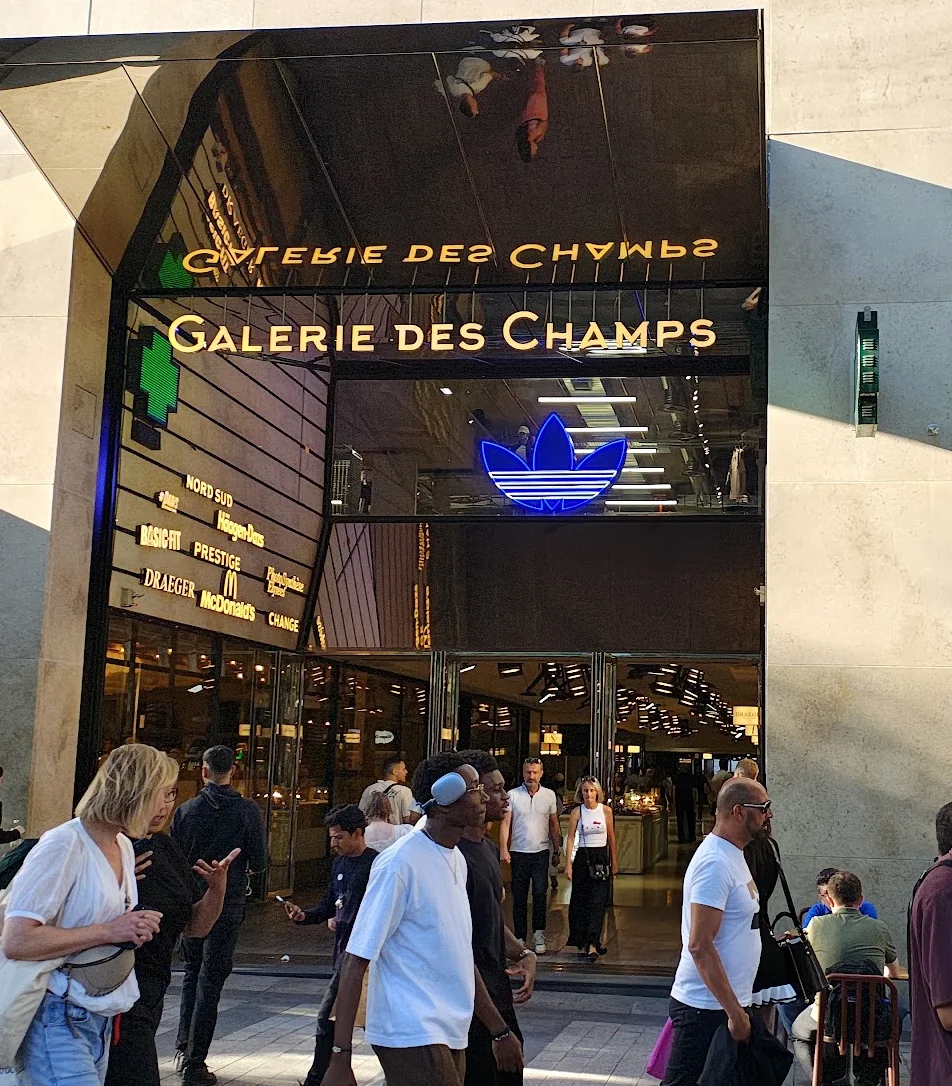 Entrée de la Galerie des Champs, sur les Champs-Élysées